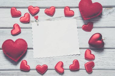 Sevgililer günü kartı. Kırmızı Tekstil kalpler için metninizle Beyaz ahşap tahta levha ile. Vintage etkisi.