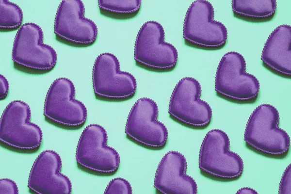 Muster aus ultravioletten Herzen auf blauem Grund. Herz im isometrischen Stil. Valentinskarte. kann für Verpackungspapier verwendet werden. — Stockfoto