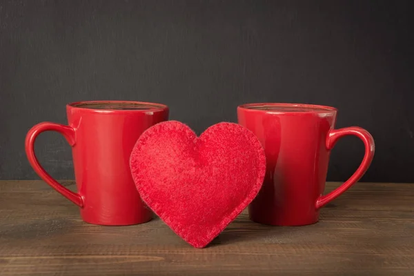 バレンタインデーの背景として赤コーヒー カップと chalckboard で木の板に感じた心組成物。コピー スペース. — ストック写真