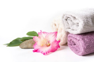 Havlu, pembe çiçek üzerinde beyaz izole Spa ayarı. Uzay kopyalayın. Kare görüntü.