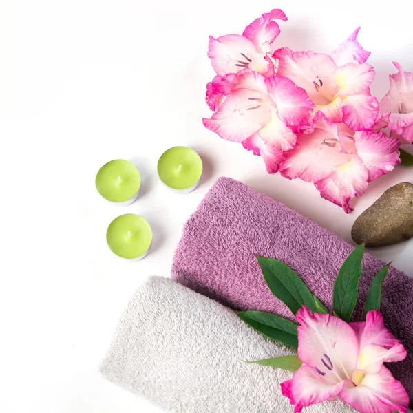 De instelling van de spa van handdoek, bloem, koffie op wit. Kopieer ruimte. Ontspannen. — Stockfoto