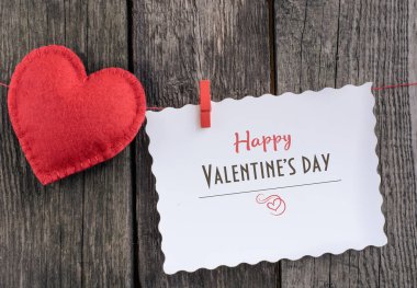 Sevgililer kartı. Kırmızı kalp ahşap eski tahtası üzerinde metin ile levha ile keçe.