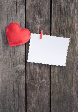 Sevgililer günü kartı. Kırmızı kalp metninizi ahşap tahta üzerinde için levha ile keçe.