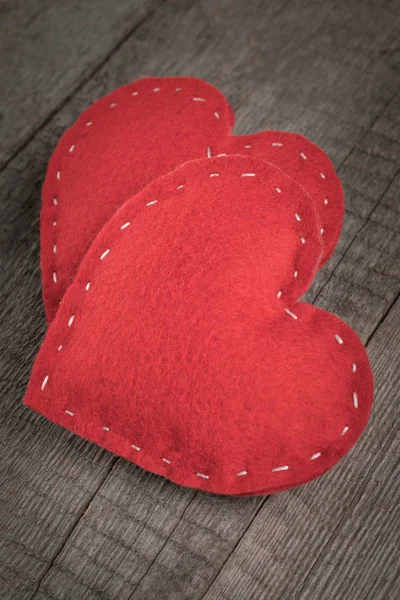バレンタインのカード。赤いフェルトのハートは、ビンテージの木製の背景とテキストのスペースに配置されます。クローズ アップ. — ストック写真