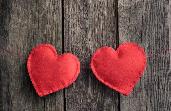 Открытка от Валентина. Красное войлочное сердце помещается на винтажном деревянном фоне и пространстве для вашего текста . — стоковое фото