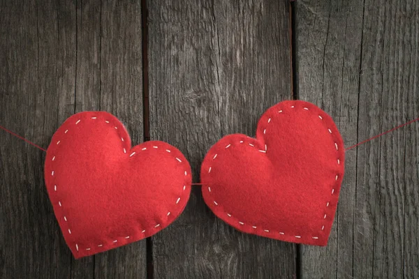 Tarjeta de San Valentín. Corazón de fieltro rojo colocado sobre fondo de madera vintage y espacio para su texto . —  Fotos de Stock