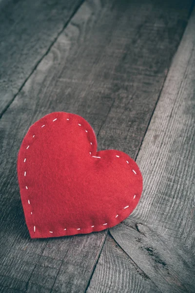 Красное сердце ручной работы на деревянном столе на фоне с копировальным пространством. День Святого Валентина. Матовый и тонированный. Мягкий фокус . — стоковое фото
