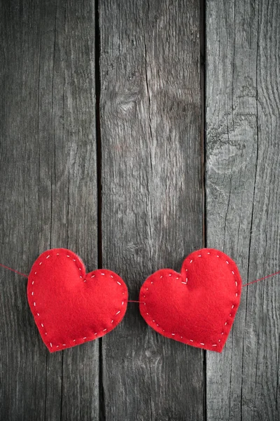 Открытка от Валентина. Красное войлочное сердце помещается на фоне старинного дерева и пространство для вашего текста . — стоковое фото