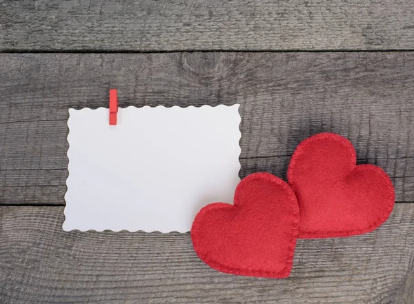 Tarjeta de San Valentín. Corazón de fieltro rojo con hoja para su texto en tablero de madera . —  Fotos de Stock