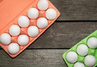 Kutu ahşap arka plan üzerinde organik beyaz yumurta. Üstten Görünüm.