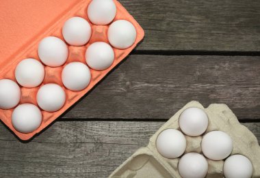 Kutu ahşap arka plan üzerinde organik yumurta. Üstten Görünüm.