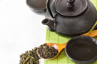 Asya yeşil çay bambu hasır kopya alanı kaşıkla kurutulmuş yeşil çay ile ayarlayın. Asya çay kavramı.