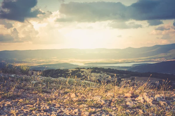 View of the valley Baydarskaya on the southern coast of Crimea. Golden hour. — Stock Photo, Image