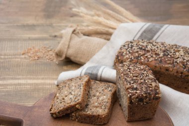 Düzenlenen dilimleri ve bütün tahıl fitness ahşap bir gemide ekmek. Kırsal gıda. Yakın çekim.