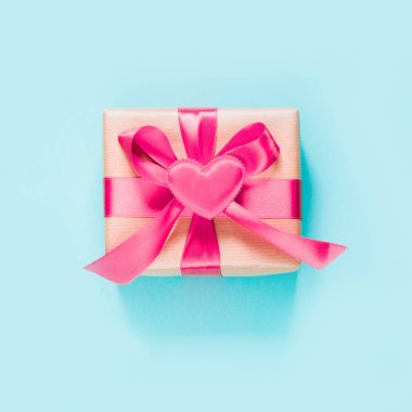 Sevgililer günü kartı. Pembe kurdele ve kalp mavi yüzeyi ile Hediyelik kullanır. Üstten Görünüm. Kare görüntü.