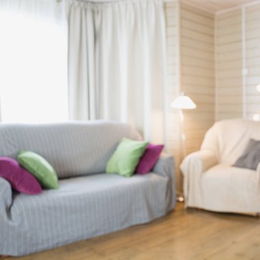 Modern oturma odası iç sandalye, yumuşak divan rustik tarzda. Tasarım için arka plan bulanık.