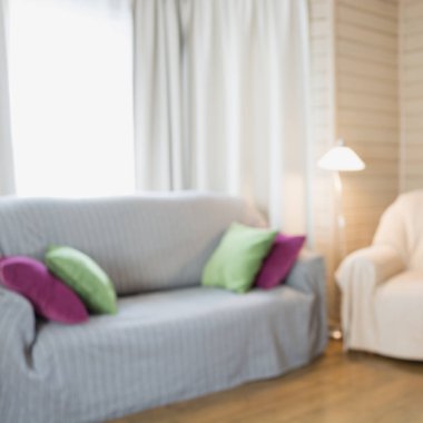 Modern oturma odası iç sandalye, yumuşak divan rustik tarzda. Tasarım için arka plan bulanık.