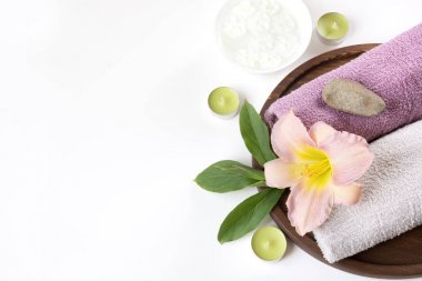 Havlu, beyaz arka plan kopya alanı ile izole çiçek Spa ayarı.