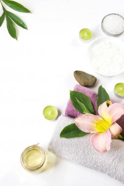 Havlu, beyaz arka plan kopya alanı ile izole çiçek Spa ayarı.