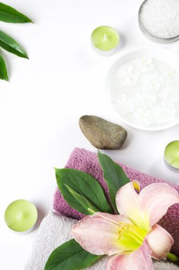 Havlu, beyaz arka plan kopya alanı ile izole çiçek Spa ayarı.