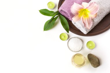 Havlu, beyaz arka plan kopya alanı ile çiçek Spa ayarı. Yakın çekim. Üstten Görünüm.