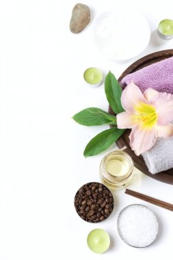 Havlu, çiçek, kahve çekirdekleri kopya alanı beyaz zemin üzerine Spa ayarı. Sakin ol.