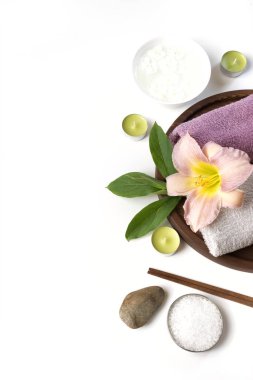Havlu, beyaz arka plan kopya alanı ile çiçek Spa ayarı. Yakın çekim. Üstten Görünüm.