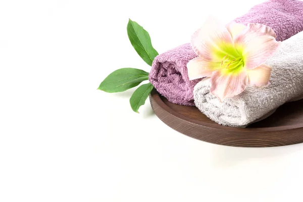 Wellness-Einstellung von Handtuch, Blume isoliert auf weißem Hintergrund mit Kopierraum. — Stockfoto