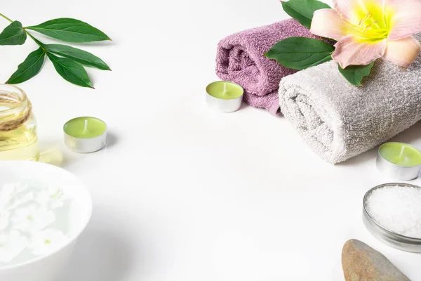Wellness instelling van handdoek, bloem geïsoleerd op een witte achtergrond met kopie ruimte. — Stockfoto