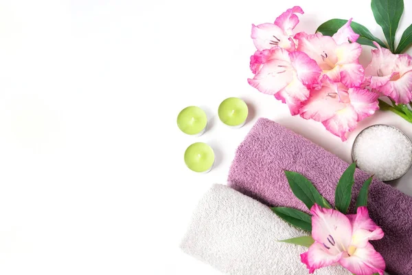 Wellness instelling van handdoek, bloem geïsoleerd op een witte achtergrond met kopie ruimte. — Stockfoto