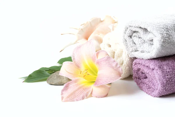 De instelling van de spa van handdoek, bloem op wit met kopie ruimte. Close-up. — Stockfoto