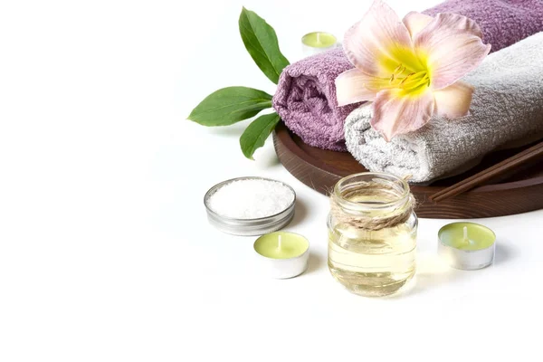 Wellness-Einstellung von Handtuch, Blume auf weißem Hintergrund mit Kopierraum. Nahaufnahme. Ansicht von oben. — Stockfoto