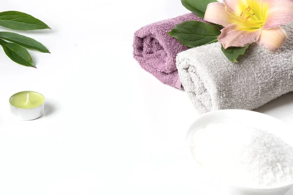 Lázeňském prostředí ručník, květina, kávová zrna na bílém pozadí s kopie prostoru. Odpočinek. — Stock fotografie