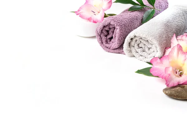 De instelling van de spa van handdoek, bloemen, koffie bonen op witte achtergrond met kopie ruimte. Ontspannen. — Stockfoto