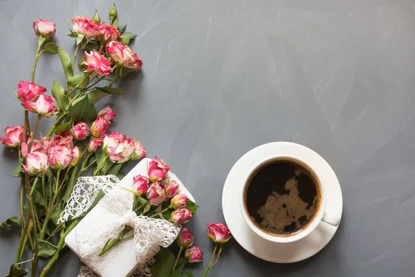 Buquê de rosas rosa e xícara de café em fundo cinza. Cartão romântico com amor. Espaço para cópia. Vista de cima . — Fotografia de Stock