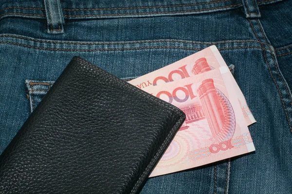 Çin yuan kot pantolon cebinde. Portre. — Stok fotoğraf