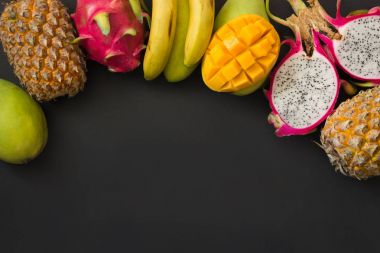Tropikal meyve ananas, muz, dragon meyve ve mango siyah. Üstten Görünüm.