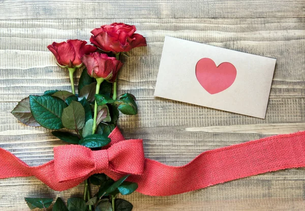 Tarjeta de San Valentín. Ramo de rosa roja y sobre con amor. Vista desde arriba. Copiar espacio. Puesta plana . — Foto de Stock