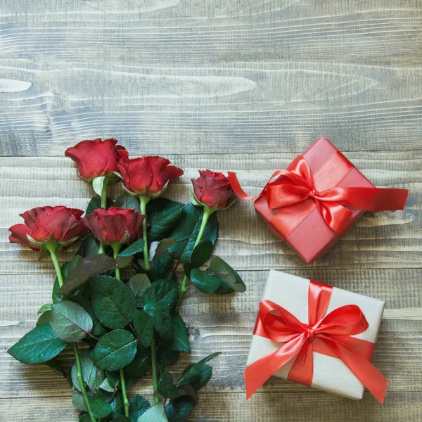 두 사랑 선물와 빨간 장미 발렌타인 배경. 위에서 볼 수 있습니다. 공간에 복사 합니다. 플랫이 하다. 어머니 날. — 스톡 사진