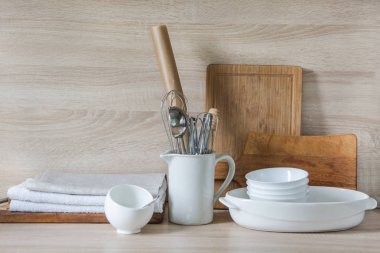 Çanak çömlek, sofra, mutfak eşyaları ve ahşap masa-üstü diğer farklı şeyler. Mutfak tasarımı için arka plan olarak natürmort. Kopya alanı.