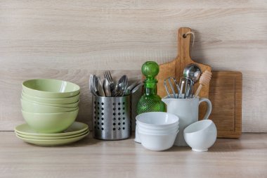 Çanak çömlek, sofra, mutfak eşyaları ve ahşap masa-üstü diğer farklı şeyler. Mutfak tasarımı için arka plan olarak natürmort. Kopya alanı.