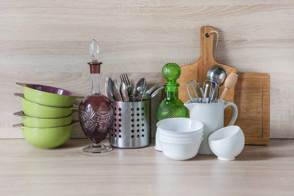 Посуд, посуд, посуд та інші різні речі на дерев'яній стільниці. Кухонне натюрморт як фон для дизайну . — стокове фото