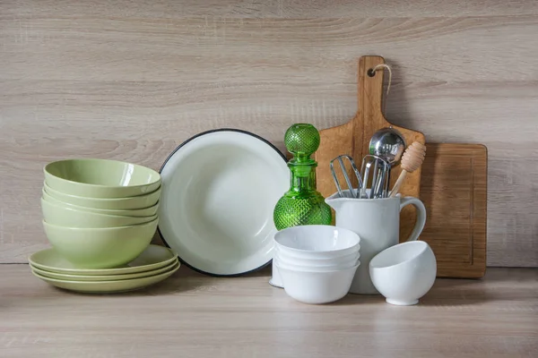 Посуд, посуд, посуд та інші різні речі на дерев'яній стільниці. Кухонне натюрморт як фон для дизайну. Копіювати простір . — стокове фото