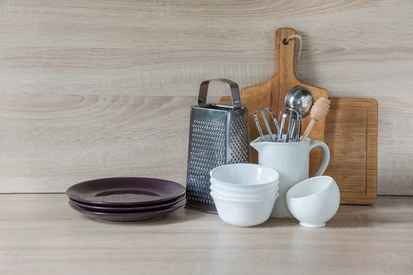 Посуд, посуд, посуд та інші різні речі на дерев'яній стільниці. Кухонне натюрморт як фон для дизайну . — стокове фото
