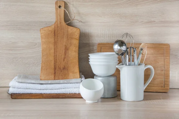 Louças, utensílios de mesa, utensílios e outras coisas diferentes no tampo da mesa de madeira. Cozinha ainda vida como fundo para o projeto . — Fotografia de Stock