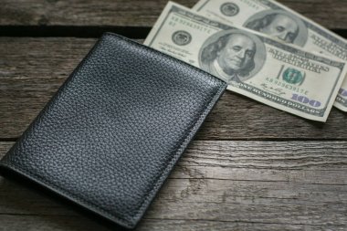 Siyah m-cüzdan ve gemide Amerikan Doları.