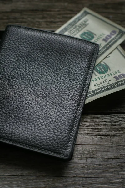 Чорний гаманець і американський долар на борту . — стокове фото