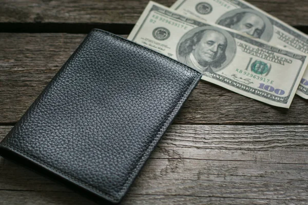 Чорний гаманець і американський долар на борту . — стокове фото