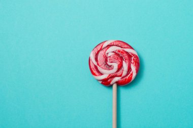 Lolipop şeker mavi zemin üzerine. Komik kavramı.