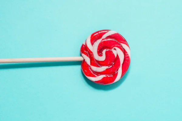 Lollipops doces no fundo azul. Conceito engraçado . — Fotografia de Stock